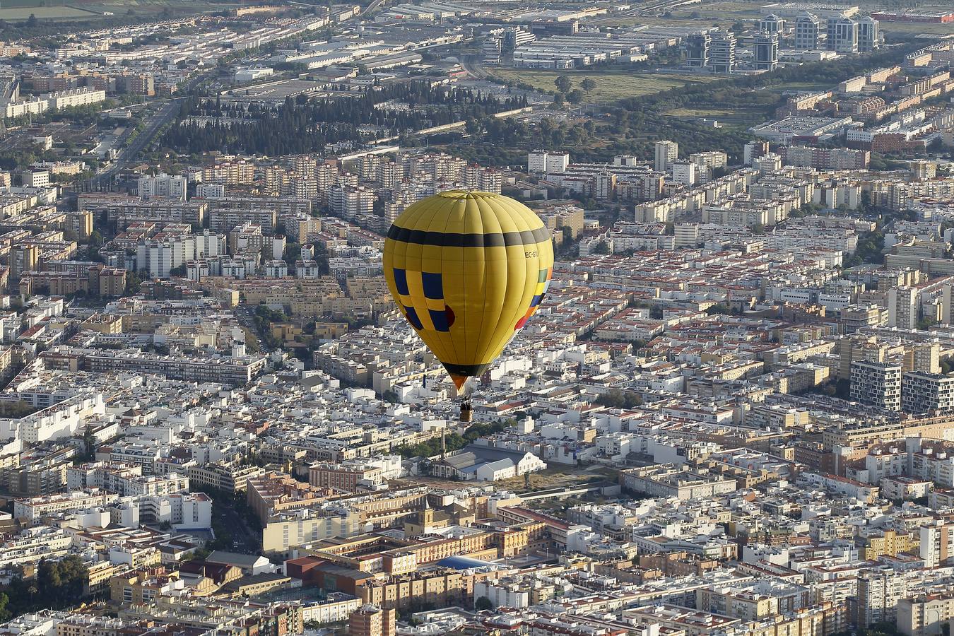 Globos aerostáticos sobrevolando Sevilla