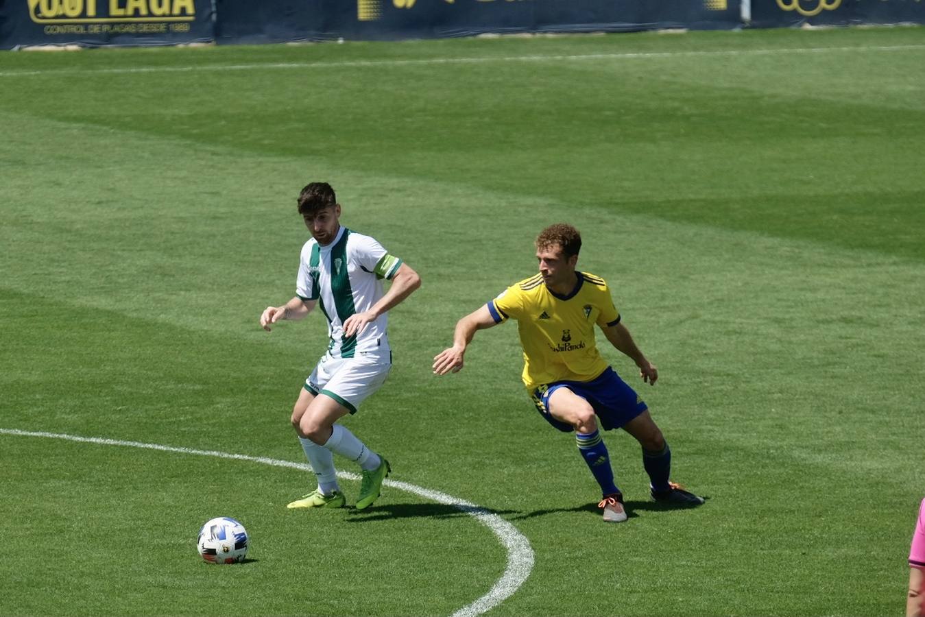 Las lágrimas de algunos jugadores del Córdoba CF tras caer ante el Cádiz B, en imágenes