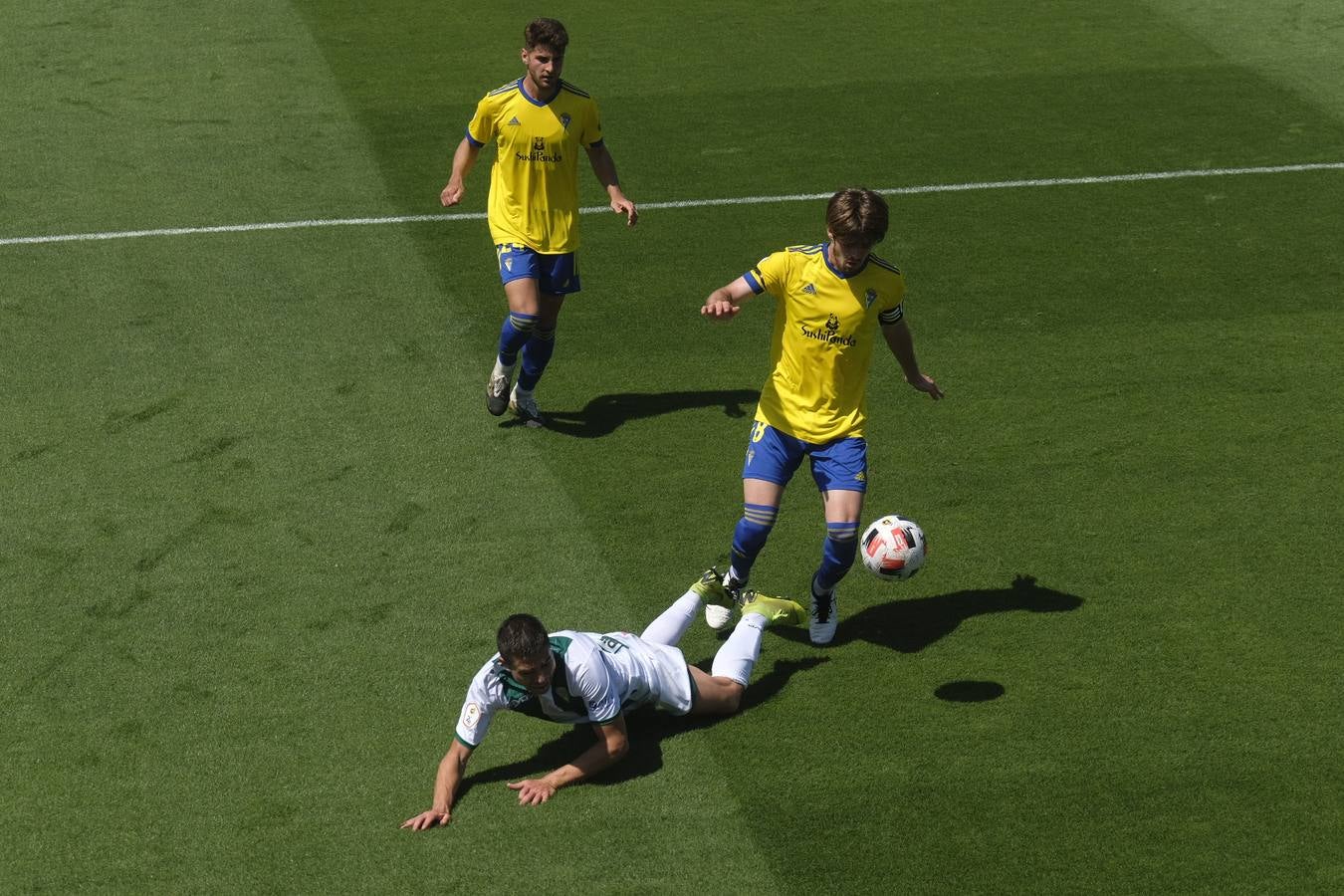 Las lágrimas de algunos jugadores del Córdoba CF tras caer ante el Cádiz B, en imágenes