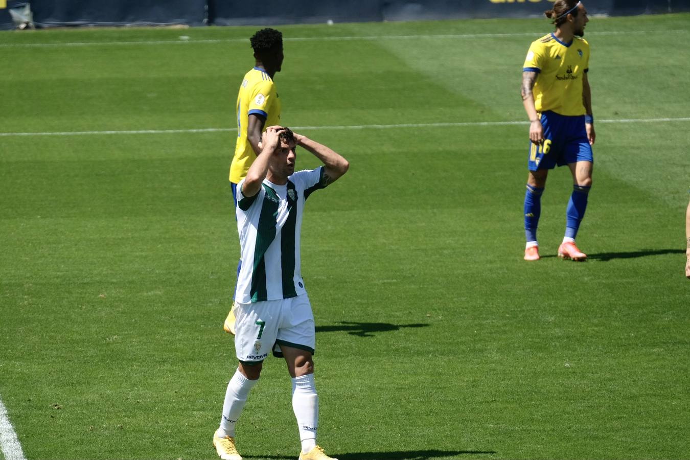 Las lágrimas de algunos jugadores del Córdoba CF tras caer ante el Cádiz B, en imágenes