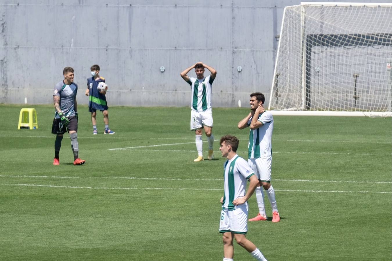 Las lágrimas de algunos jugadores del Córdoba CF tras caer ante el Cádiz B, en imágenes