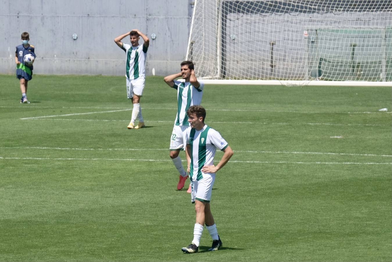 Las lágrimas de algunos jugadores del Córdoba CF tras caer ante el Cádiz B, en imágenes