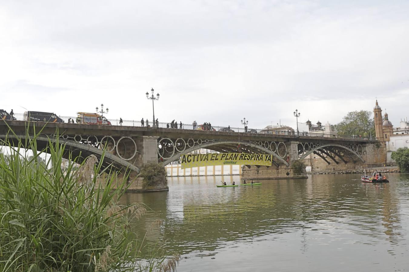 En fotos, la pancarta de Greenpeace en el puente de Triana, un BIC protegido