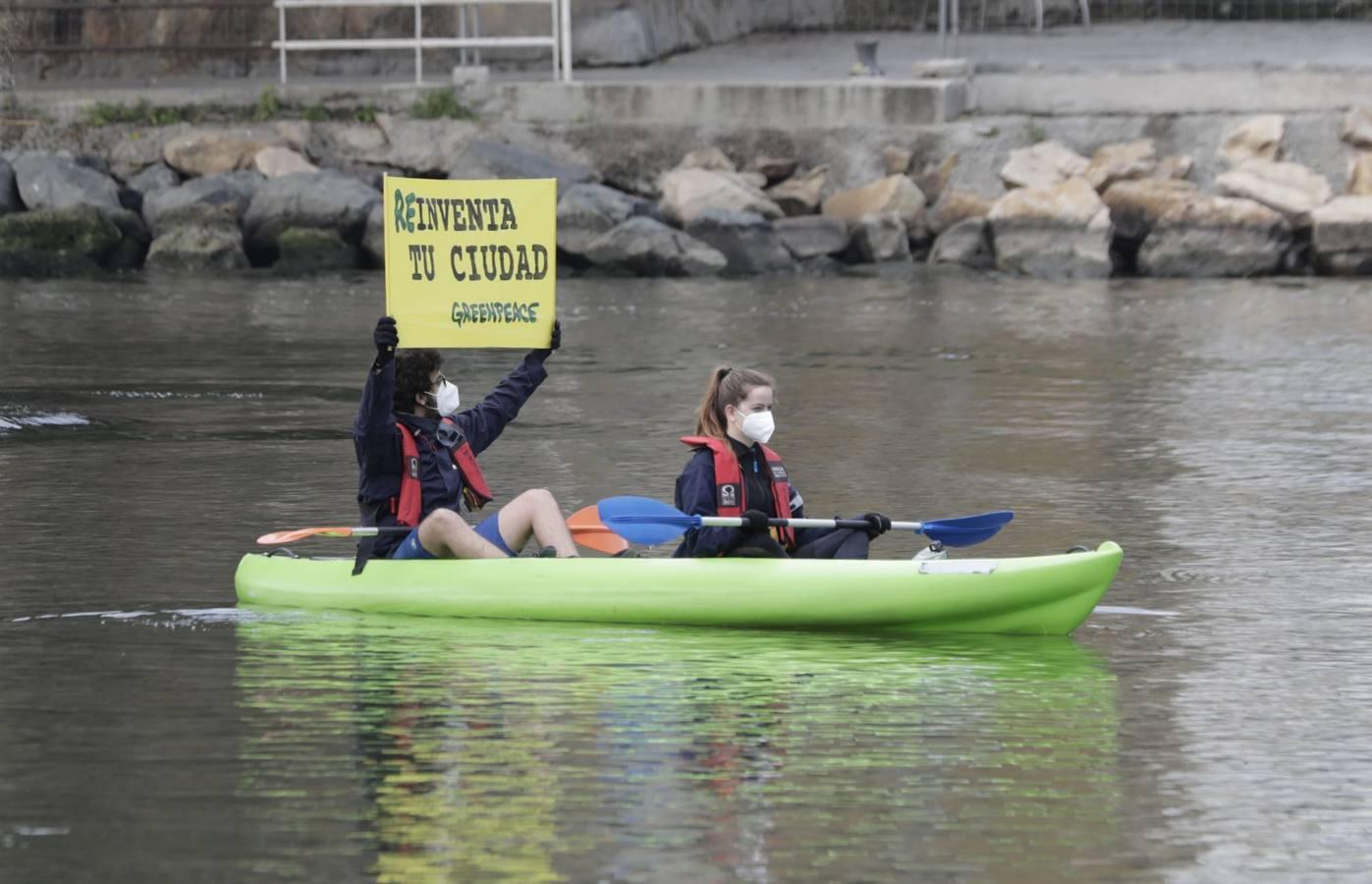 En fotos, la pancarta de Greenpeace en el puente de Triana, un BIC protegido