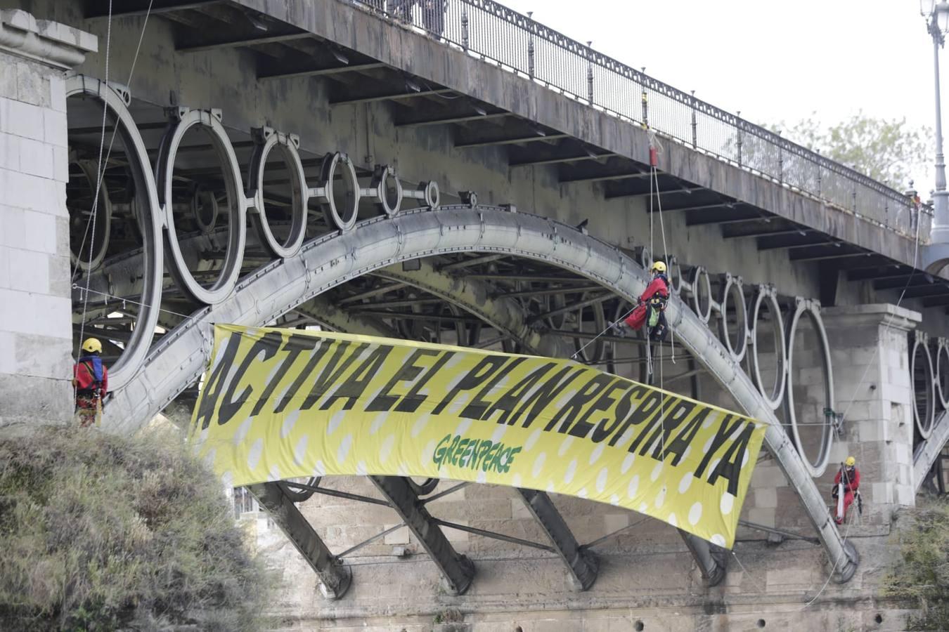 En fotos, la pancarta de Greenpeace en el puente de Triana, un BIC protegido