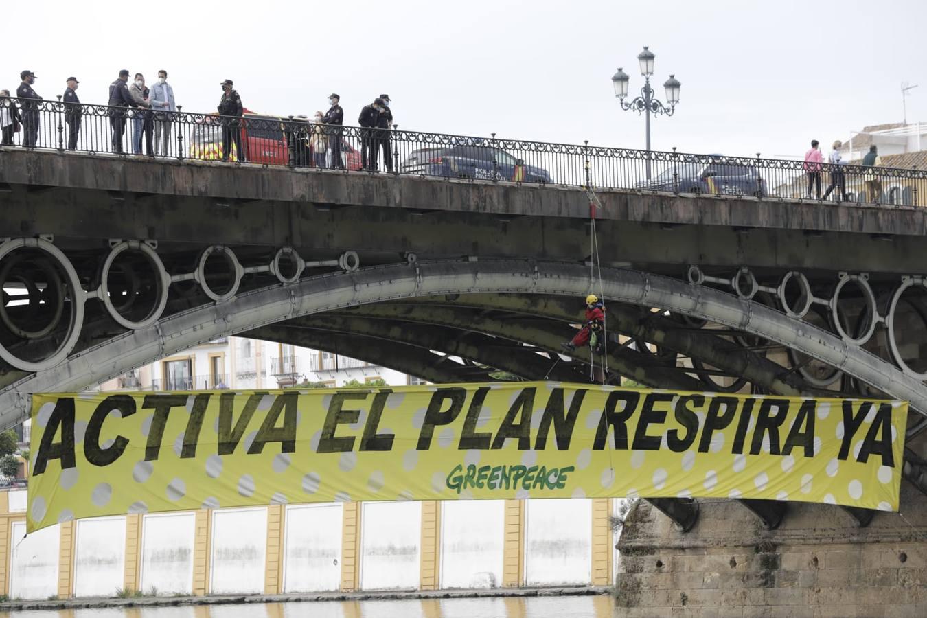 En fotos, la pancarta de Greenpeace en el puente de Triana, un BIC protegido