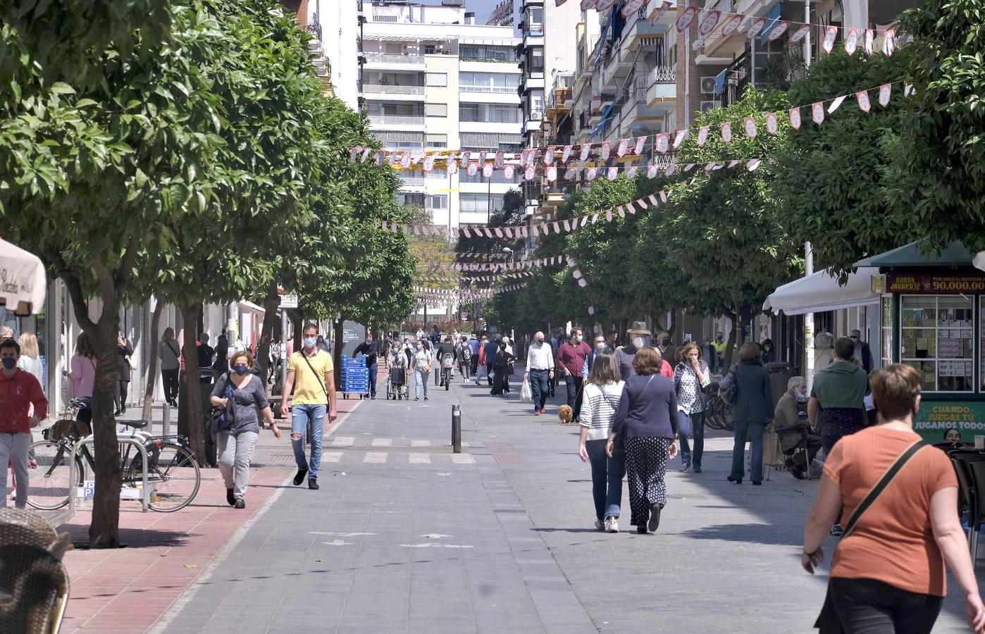 Ambiente en el barrio de Los Remedios marcado por la no celebración de la Feria de Abril