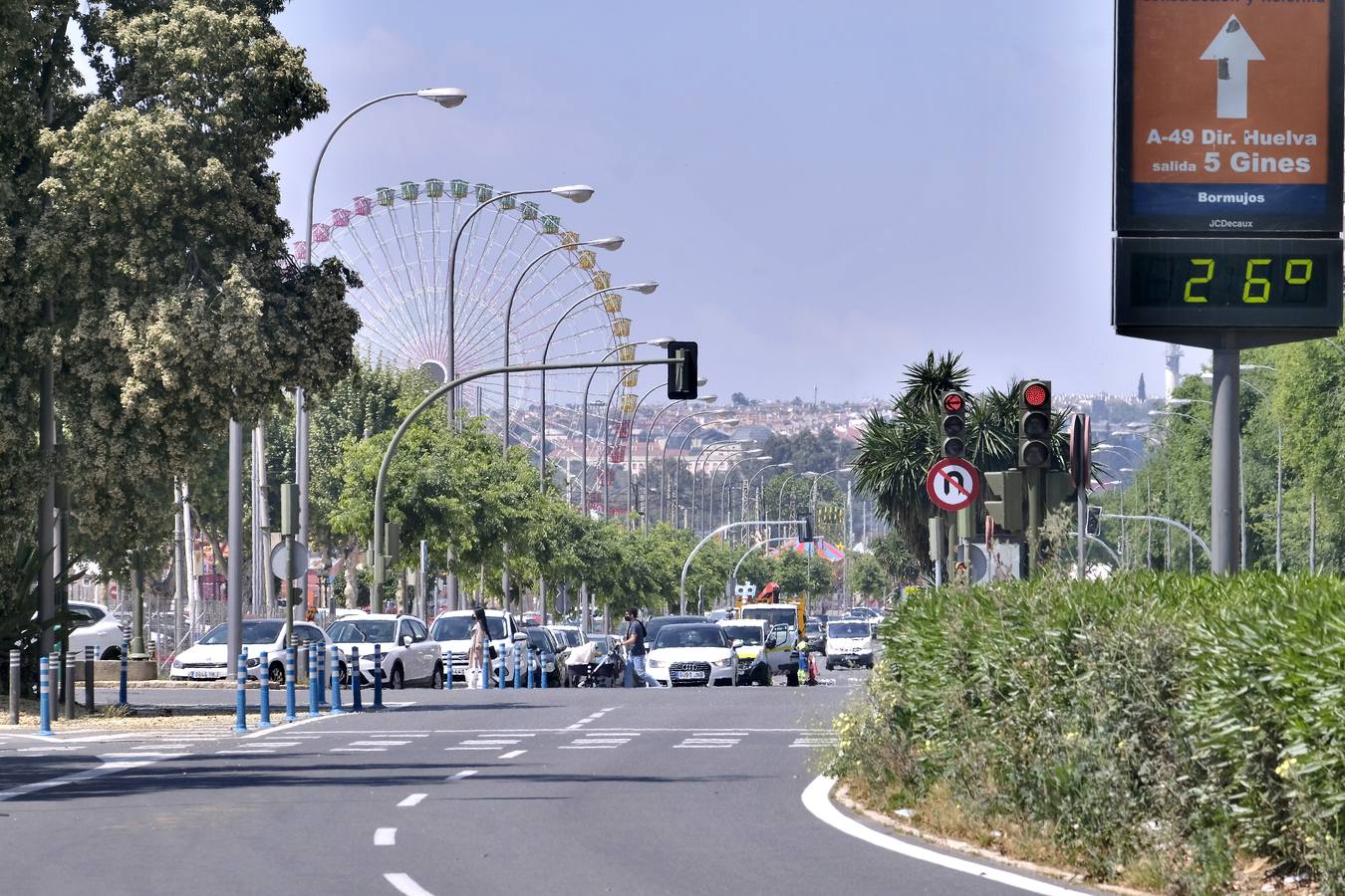 Ambiente en el barrio de Los Remedios marcado por la no celebración de la Feria de Abril