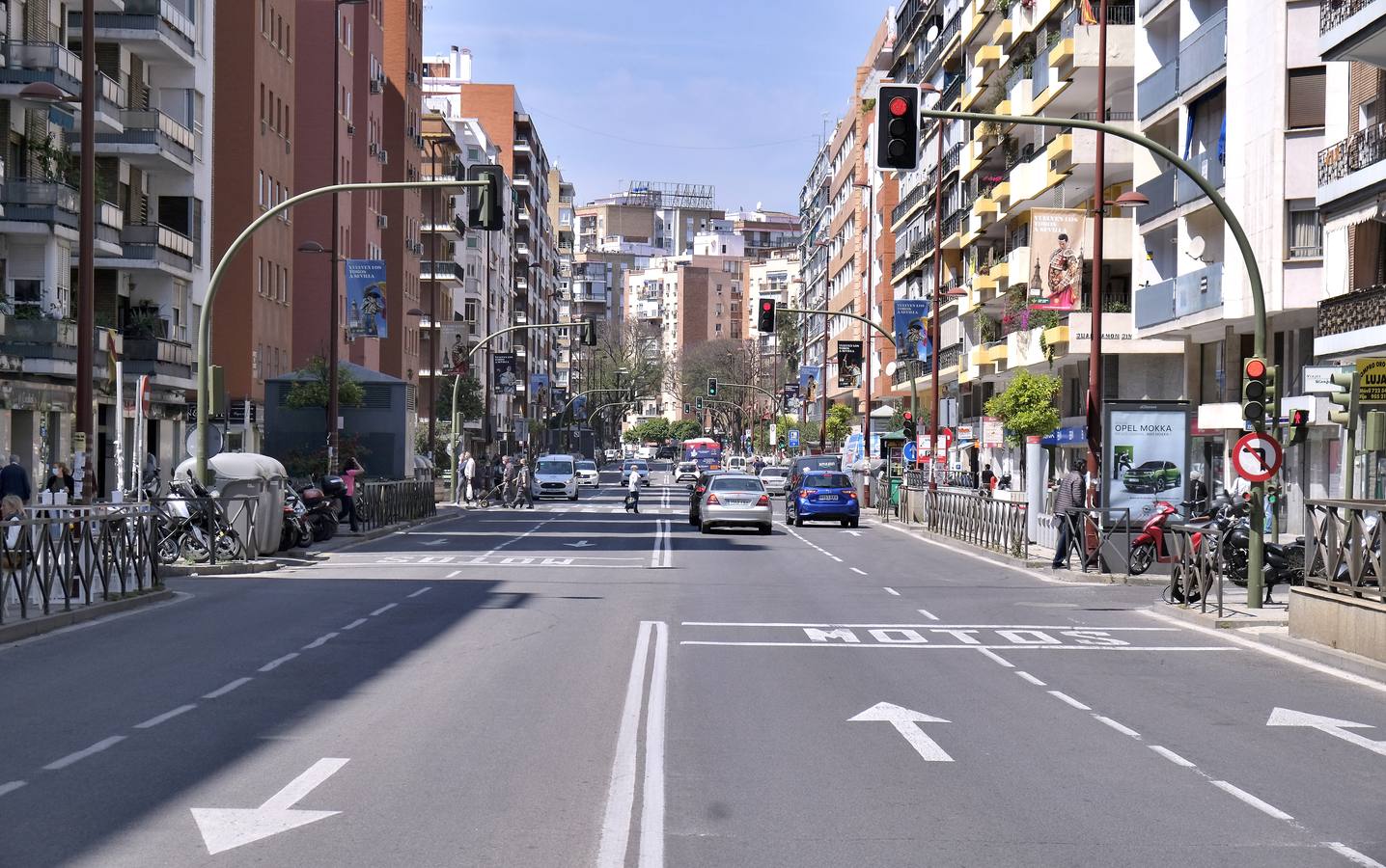 Ambiente en el barrio de Los Remedios marcado por la no celebración de la Feria de Abril