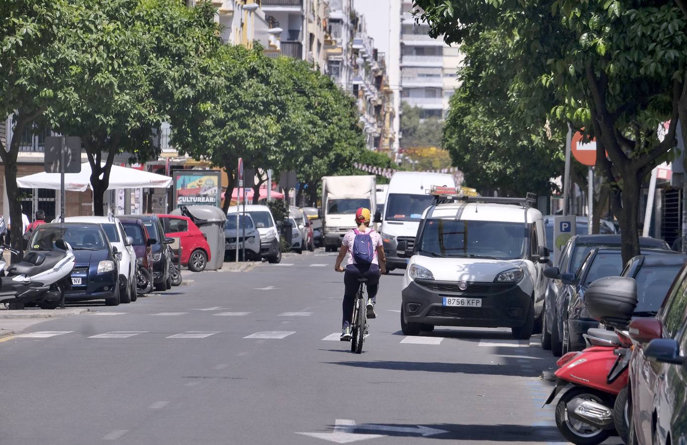 Ambiente en el barrio de Los Remedios marcado por la no celebración de la Feria de Abril