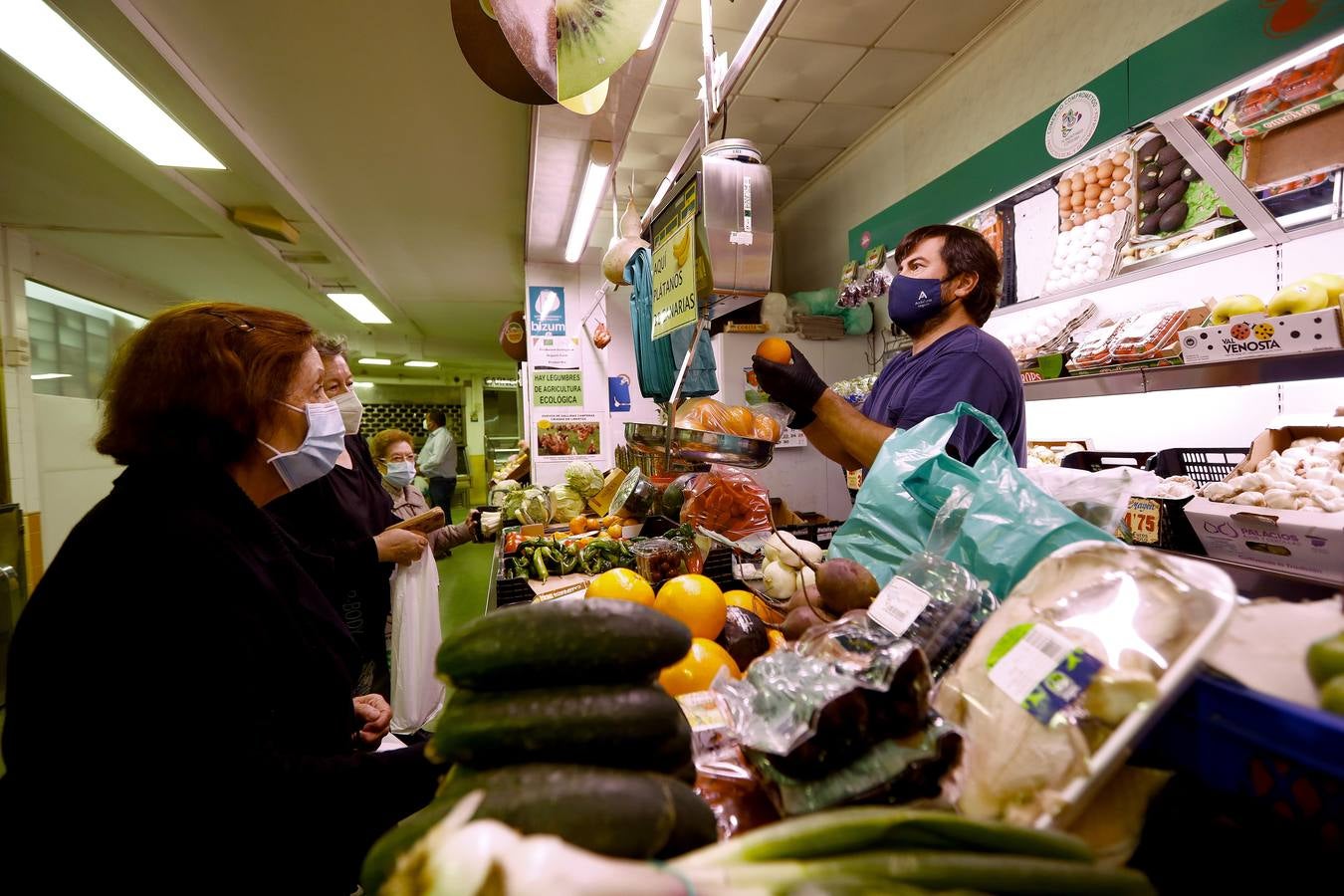 Una mañana en imágenes por los mercados municipales de Córdoba