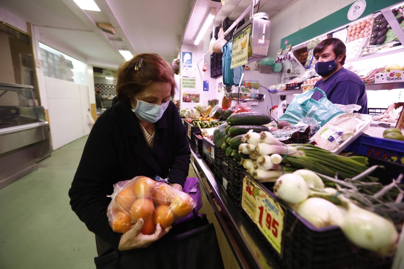 Una mañana en imágenes por los mercados municipales de Córdoba