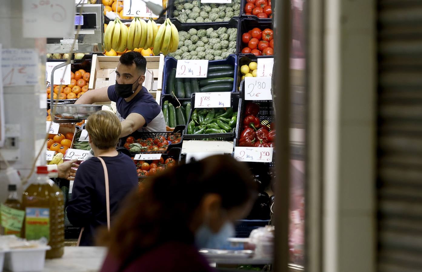 Una mañana en imágenes por los mercados municipales de Córdoba