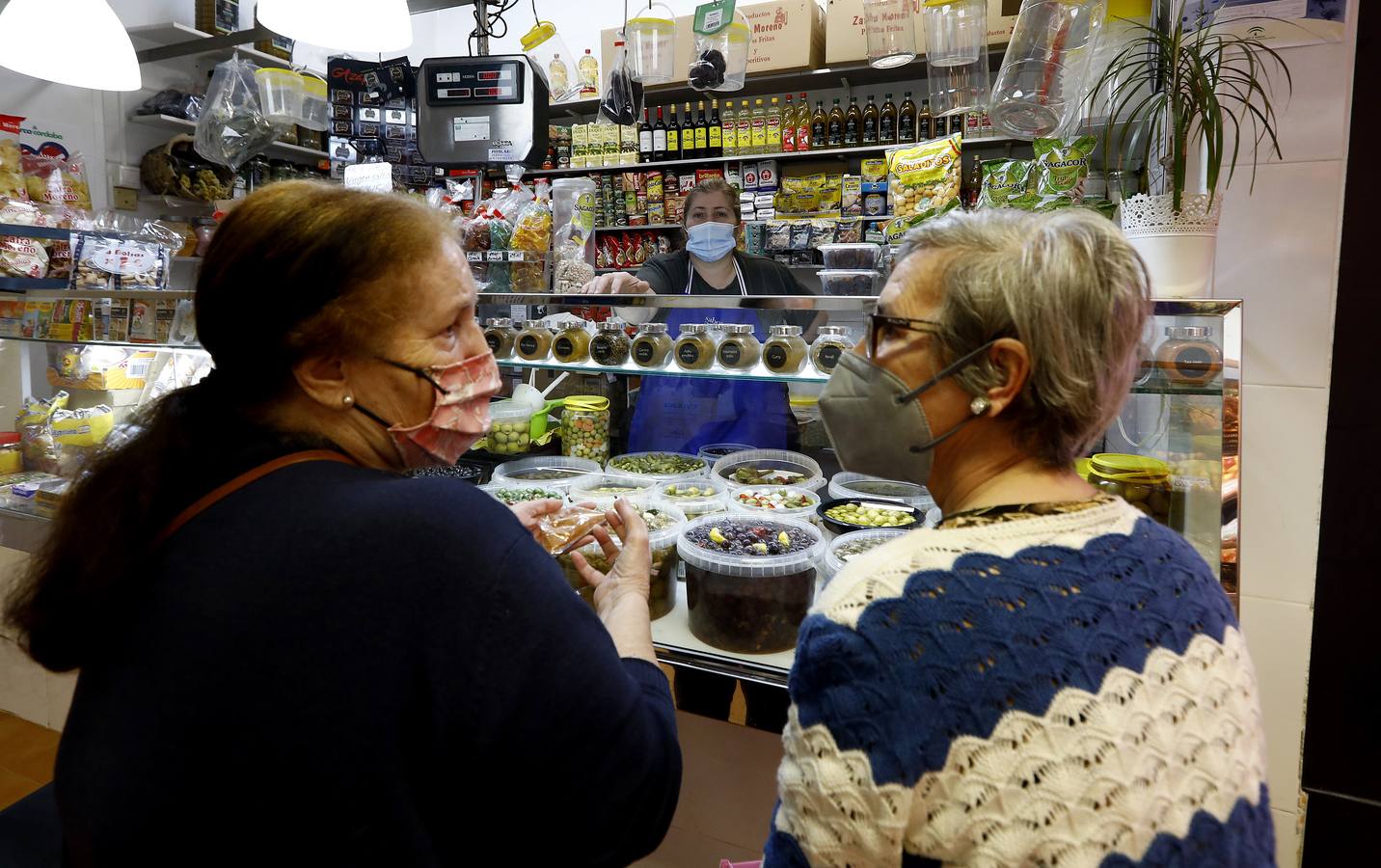 Una mañana en imágenes por los mercados municipales de Córdoba