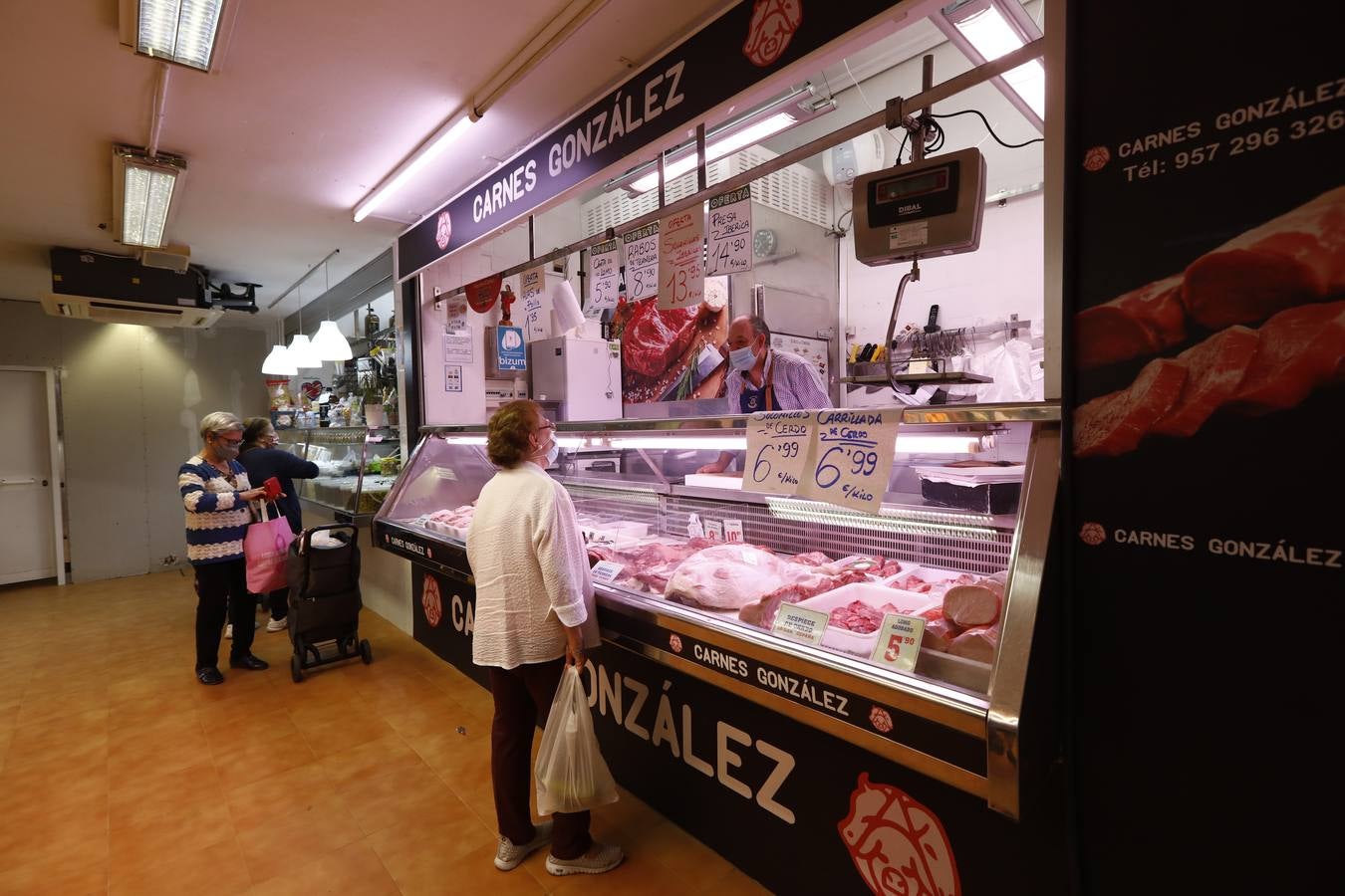 Una mañana en imágenes por los mercados municipales de Córdoba