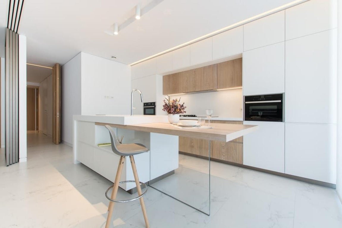 El ático de lujo de Iker Casillas en La Fin,ca. La cocina, por su parte, viene completamente equipada con electrodomésticos de última generación y posee una decoración similar a la de toda la casa en la que predominan los tonos neutros y el mobiliario minimalista.