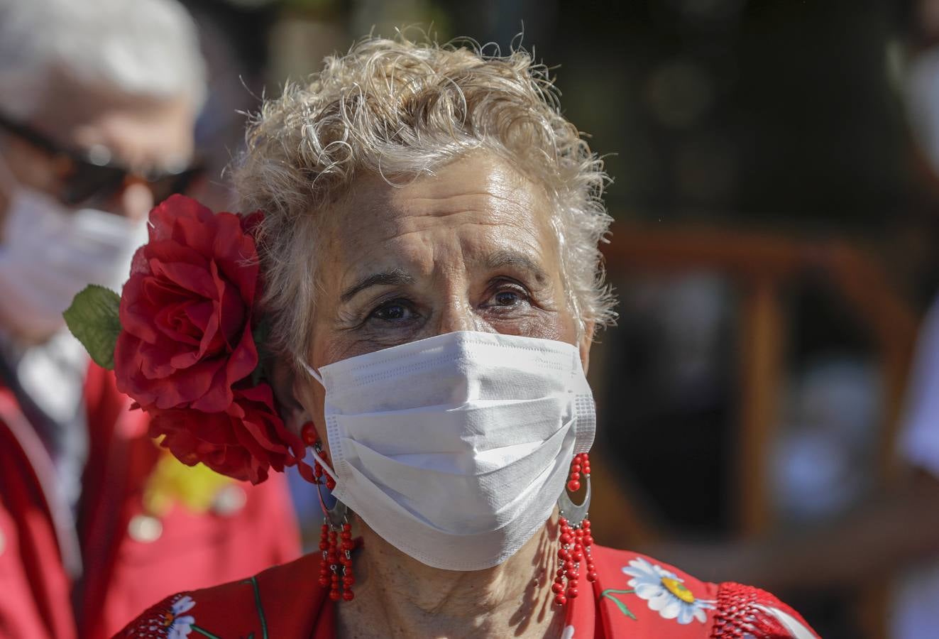 Paseo solidario en coche de caballos de ancianos de una residencia de Triana