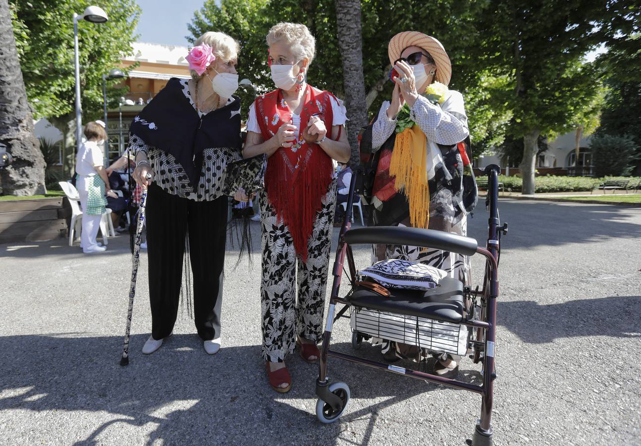 Paseo solidario en coche de caballos de ancianos de una residencia de Triana