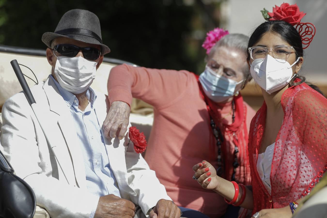 Paseo solidario en coche de caballos de ancianos de una residencia de Triana