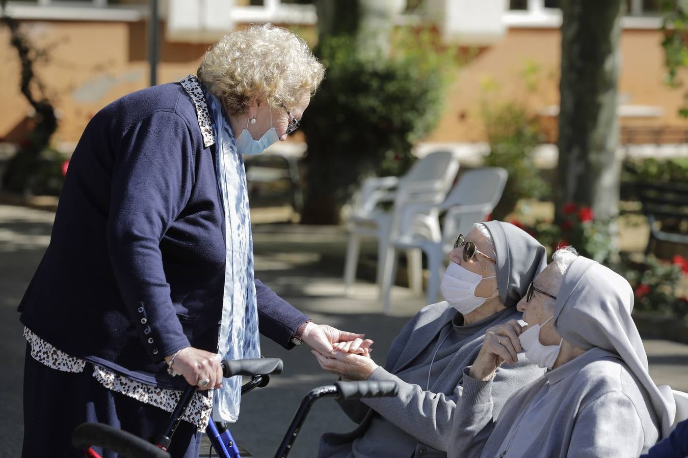 Paseo solidario en coche de caballos de ancianos de una residencia de Triana