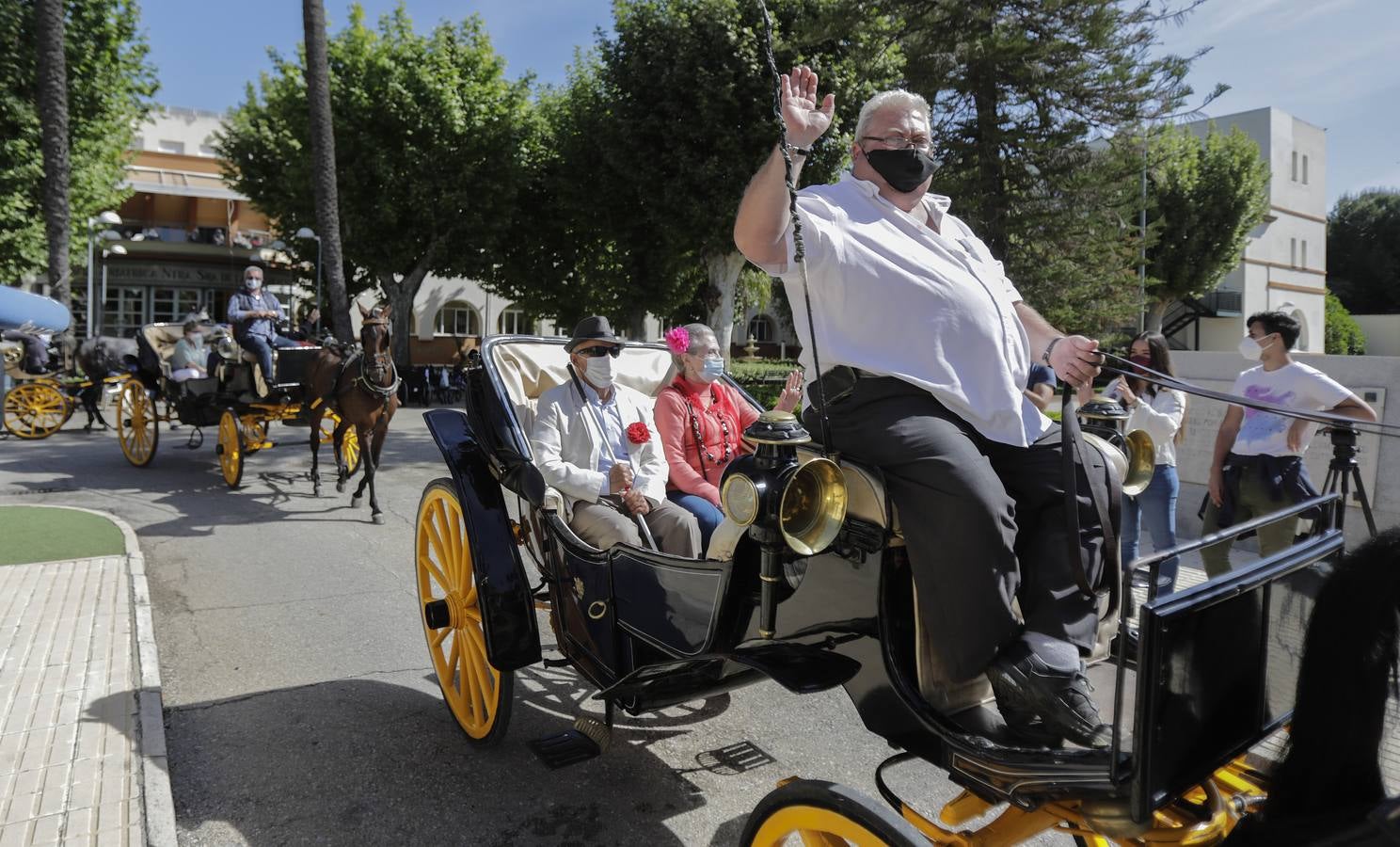 Paseo solidario en coche de caballos de ancianos de una residencia de Triana