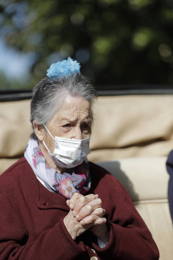 Paseo solidario en coche de caballos de ancianos de una residencia de Triana