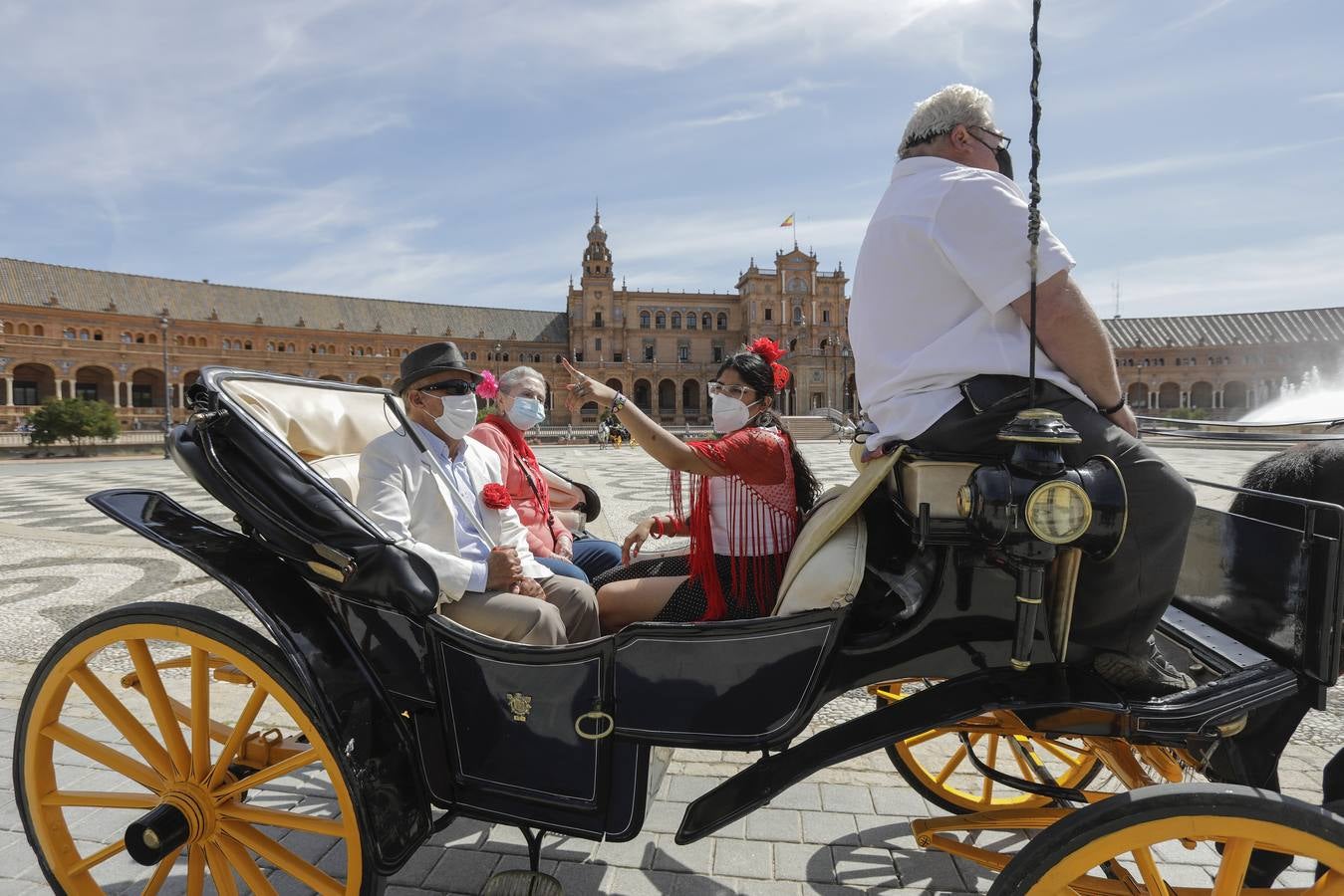 Paseo solidario en coche de caballos de ancianos de una residencia de Triana