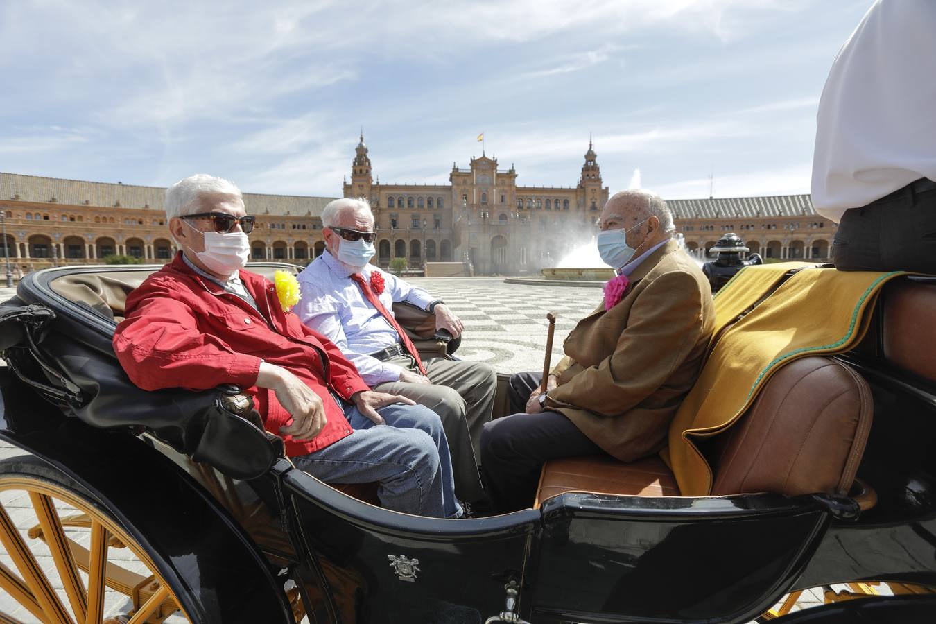 Paseo solidario en coche de caballos de ancianos de una residencia de Triana