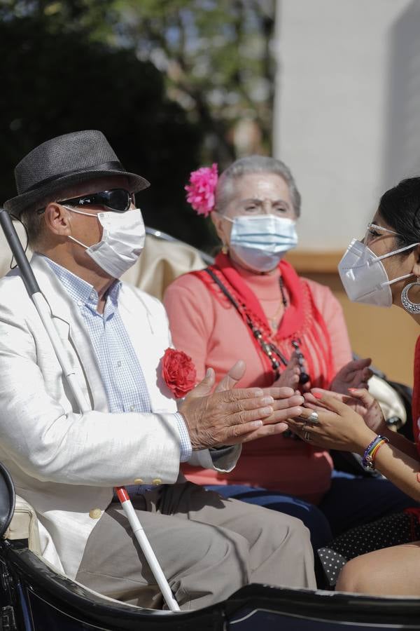 Paseo solidario en coche de caballos de ancianos de una residencia de Triana