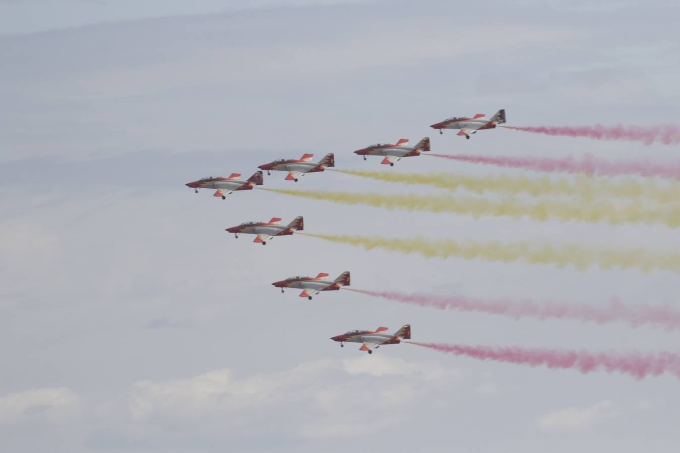 La Patrulla Águila surca el cielo de Sevilla el 'Miércoles de Feria'