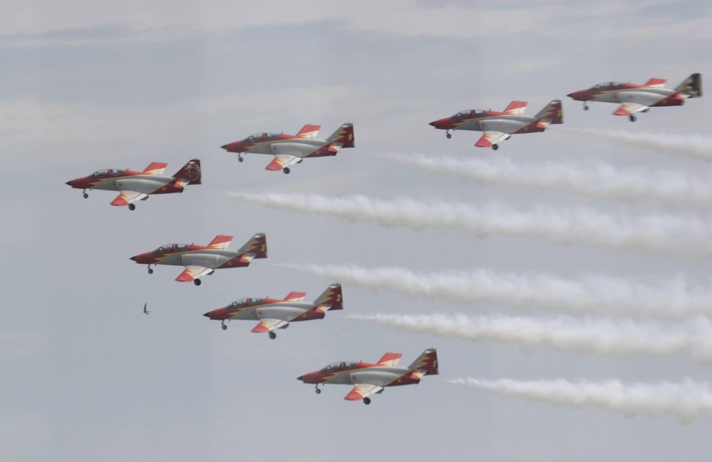 La Patrulla Águila surca el cielo de Sevilla el 'Miércoles de Feria'