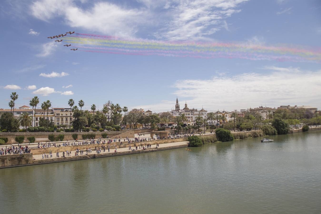La Patrulla Águila surca el cielo de Sevilla el 'Miércoles de Feria'