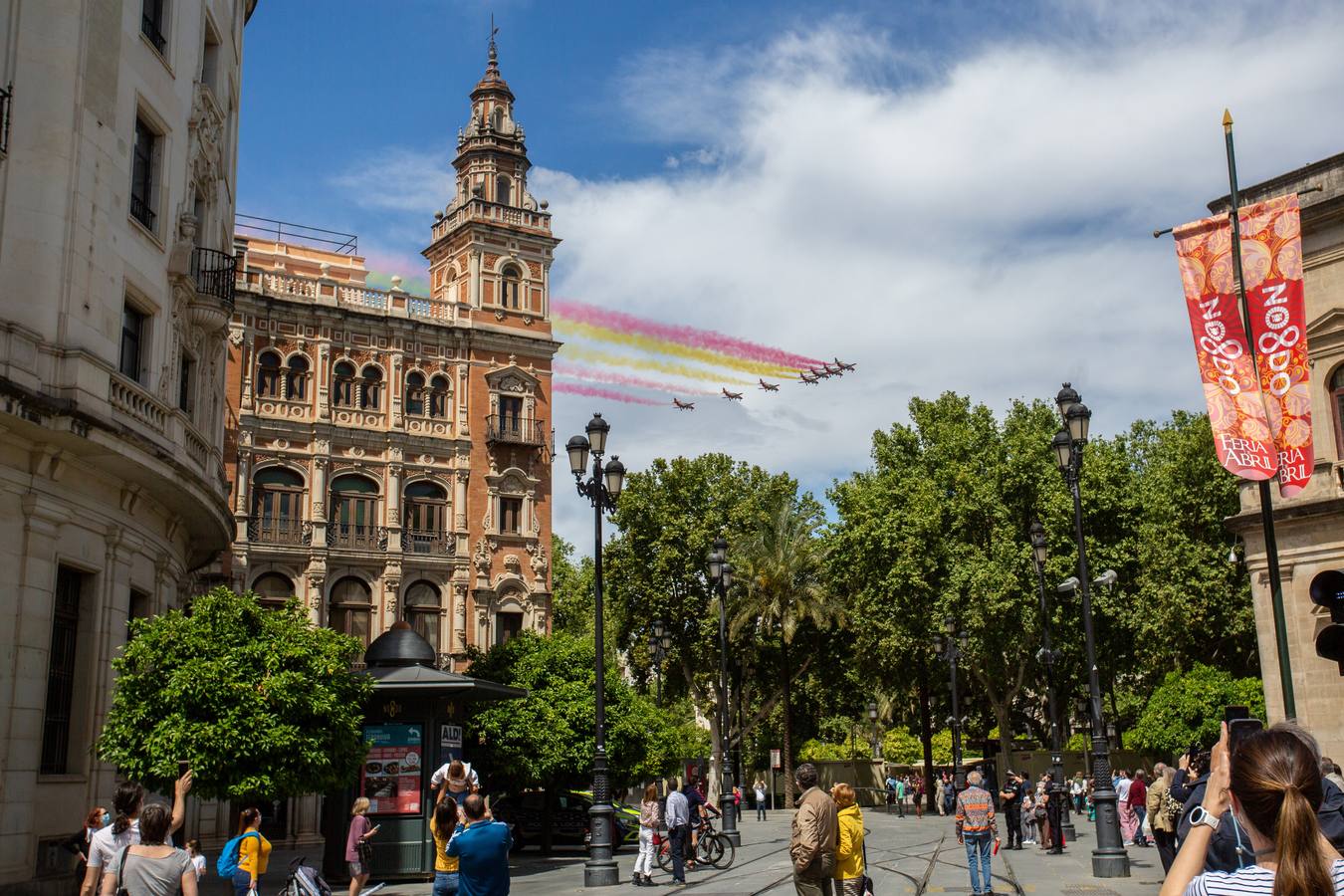 La Patrulla Águila surca el cielo de Sevilla el 'Miércoles de Feria'