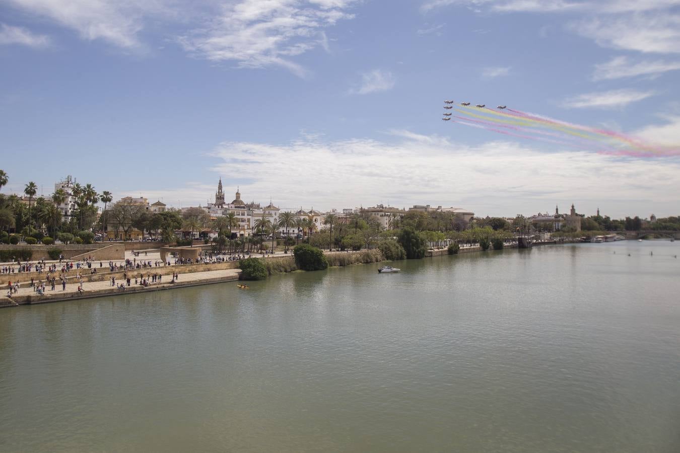 La Patrulla Águila surca el cielo de Sevilla el 'Miércoles de Feria'