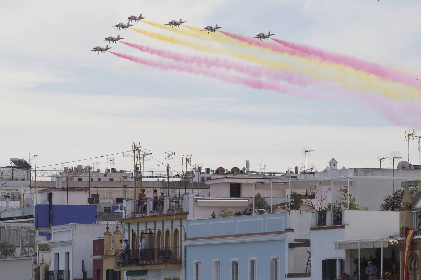 La Patrulla Águila surca el cielo de Sevilla el 'Miércoles de Feria'