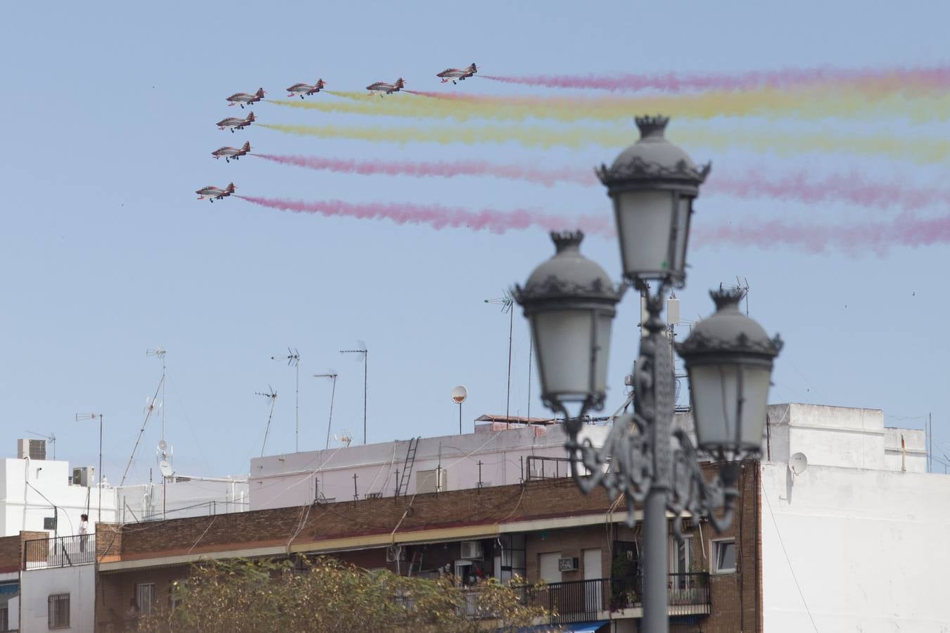 La Patrulla Águila surca el cielo de Sevilla el 'Miércoles de Feria'