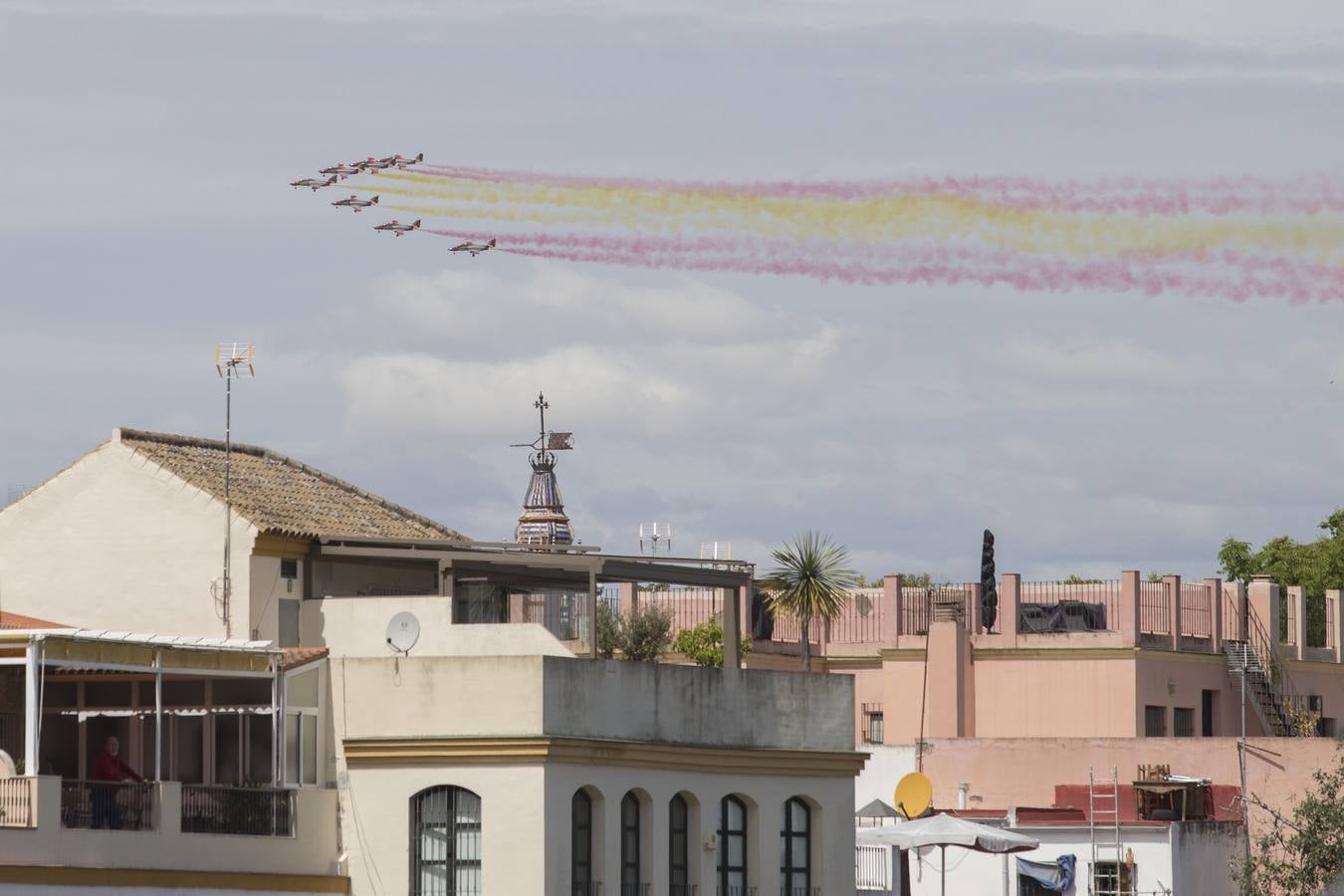 La Patrulla Águila surca el cielo de Sevilla el 'Miércoles de Feria'