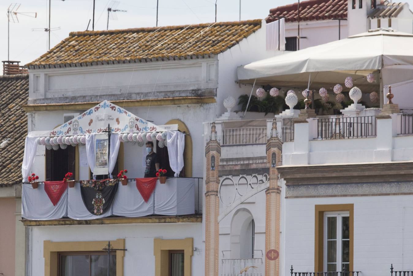 La Patrulla Águila surca el cielo de Sevilla el 'Miércoles de Feria'