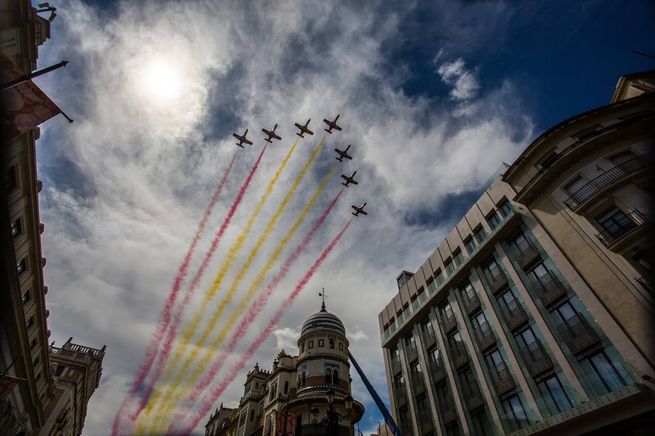 La Patrulla Águila surca el cielo de Sevilla el 'Miércoles de Feria'