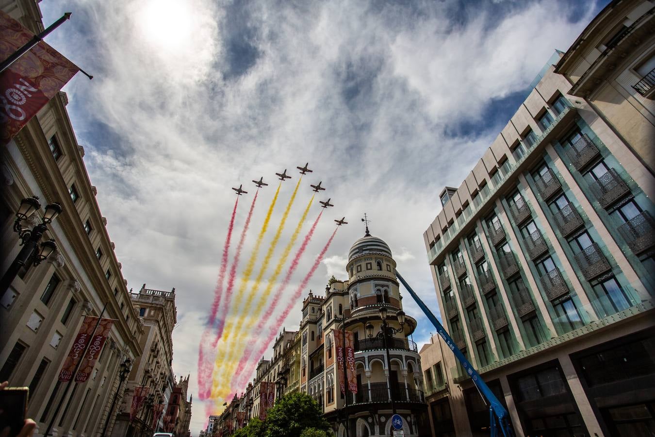 La Patrulla Águila surca el cielo de Sevilla el 'Miércoles de Feria'