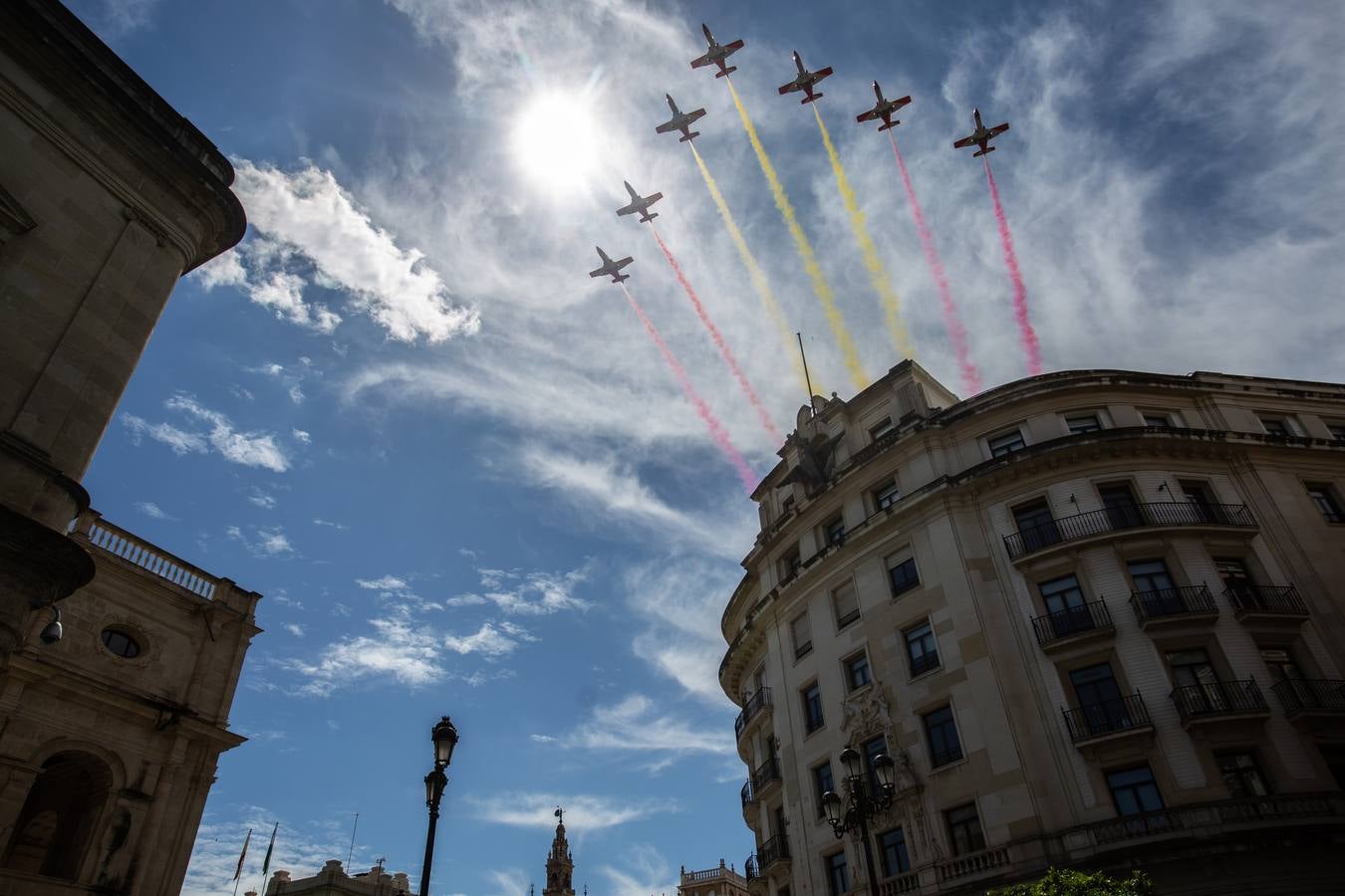 La Patrulla Águila surca el cielo de Sevilla el 'Miércoles de Feria'