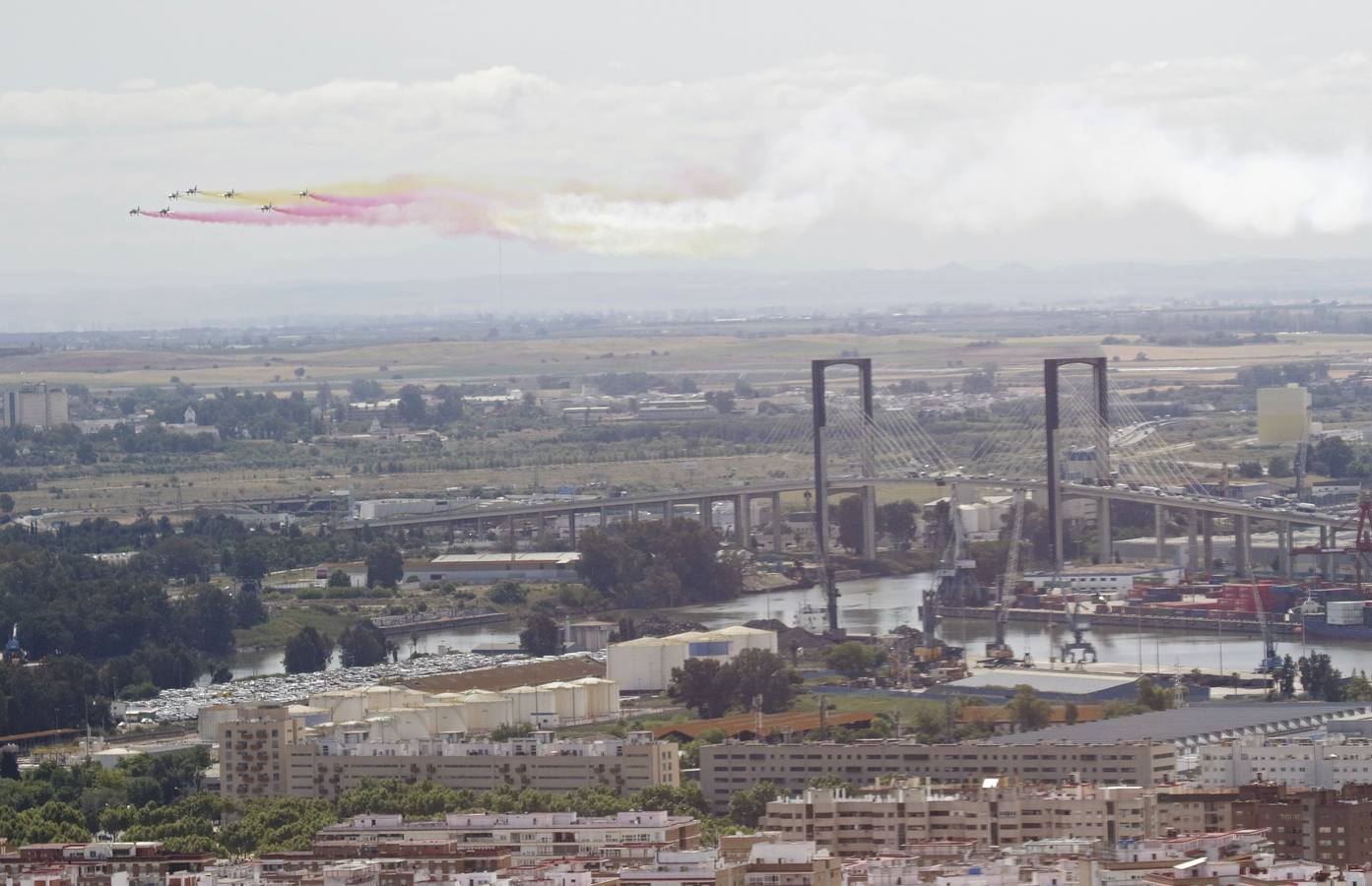 La Patrulla Águila surca el cielo de Sevilla el 'Miércoles de Feria'