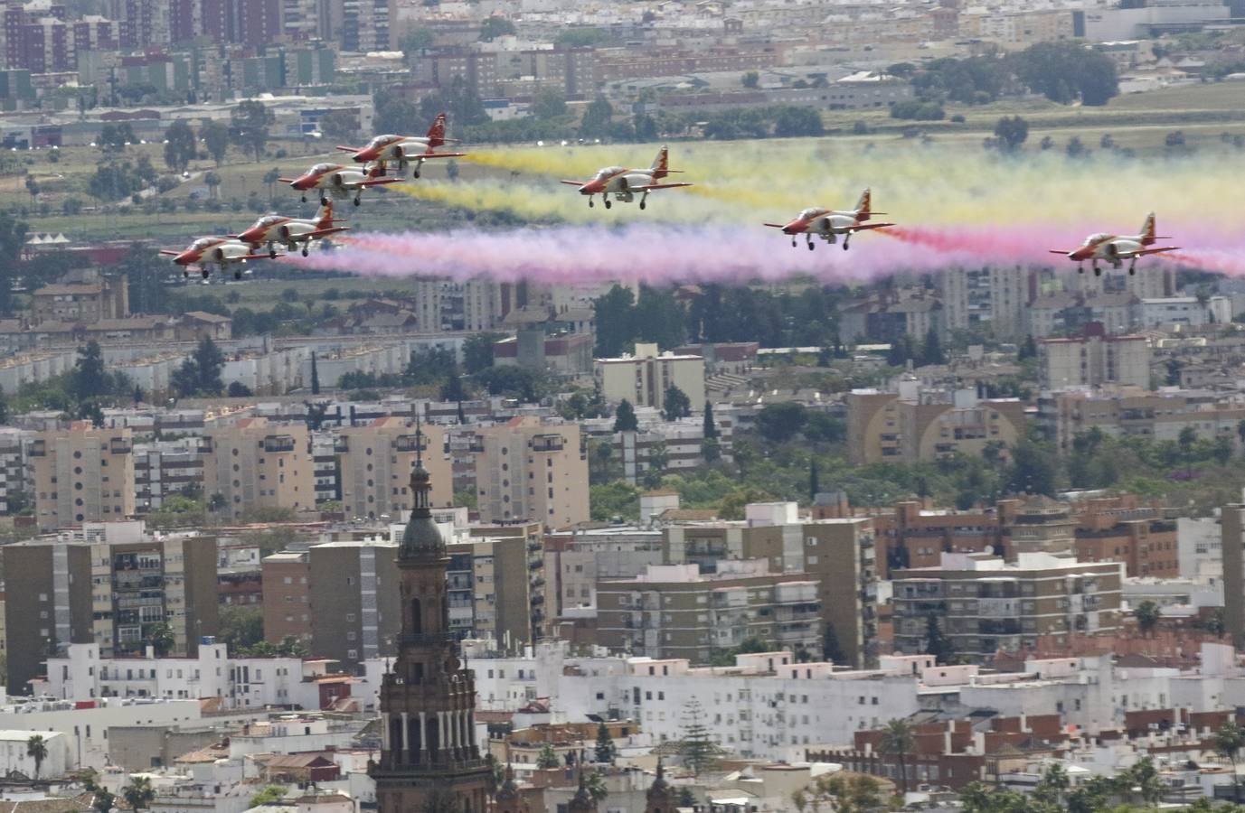 La Patrulla Águila surca el cielo de Sevilla el 'Miércoles de Feria'