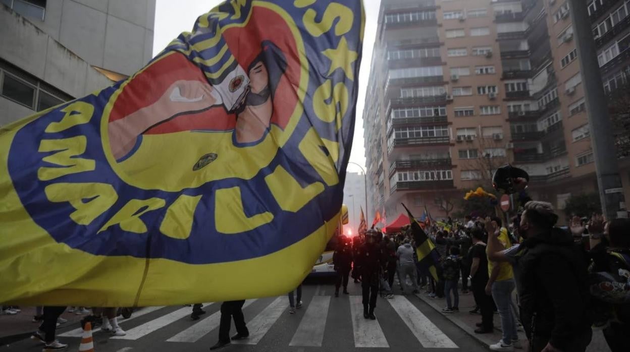 FOTOS: Bengalas y banderolas para recibir al autobús del Cádiz