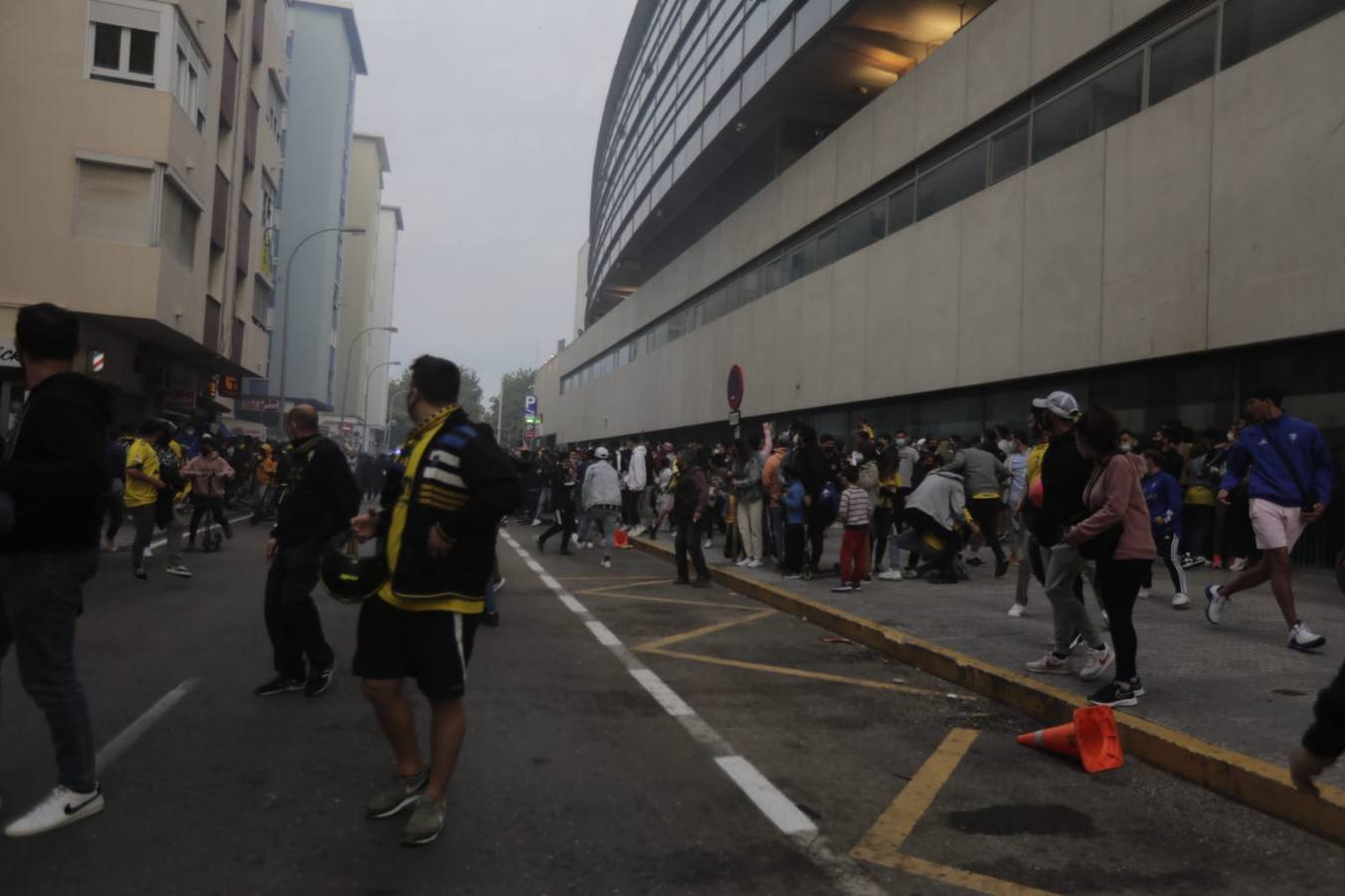 FOTOS: Bengalas y banderolas para recibir al autobús del Cádiz