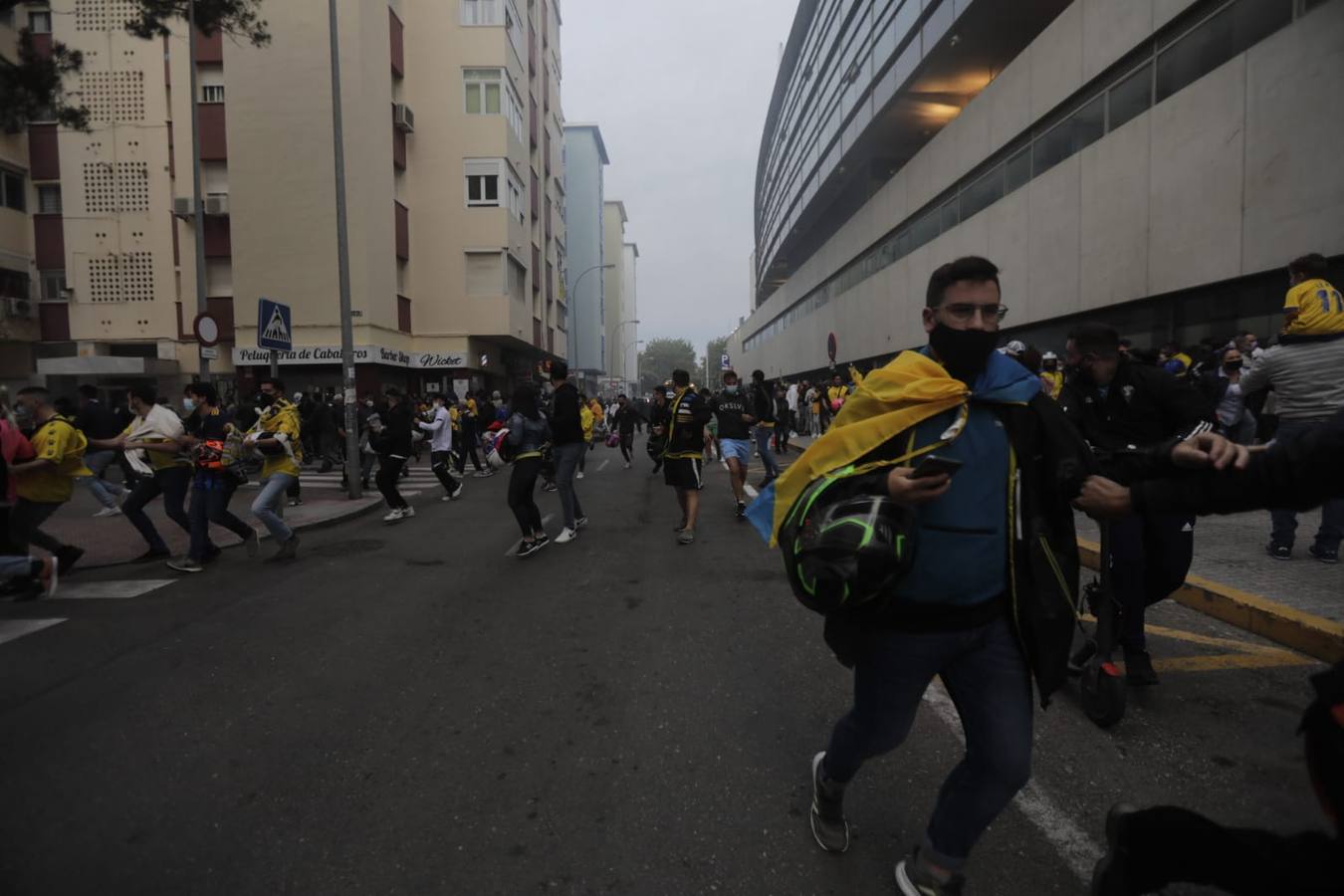 FOTOS: Bengalas y banderolas para recibir al autobús del Cádiz