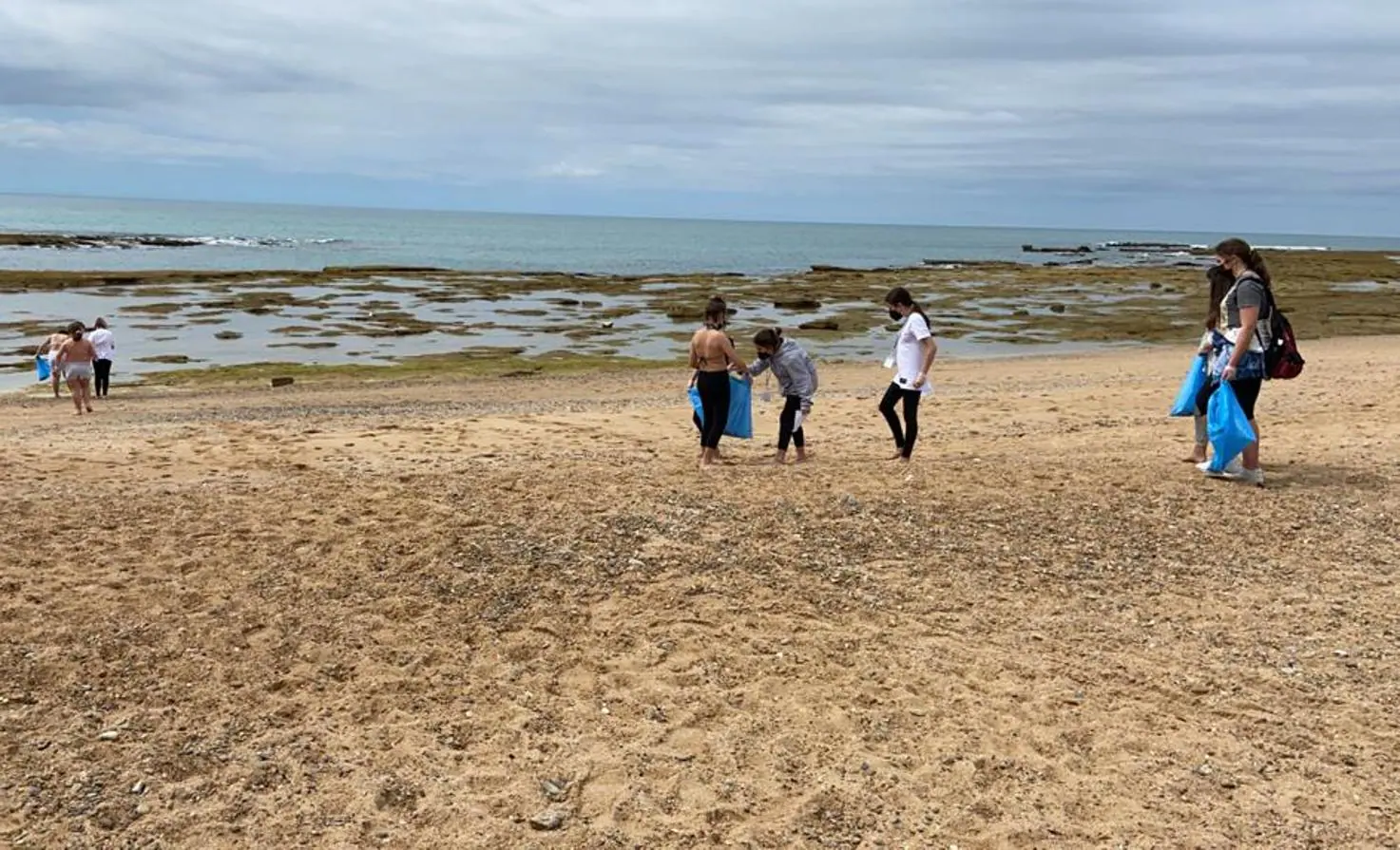 En imágenes: Así limpian las playas de Cádiz los alumnos de La Salle Viña