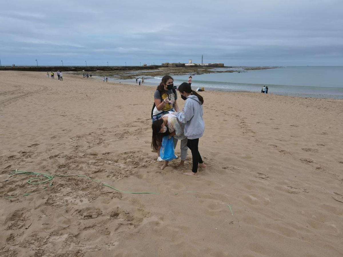 En imágenes: Así limpian las playas de Cádiz los alumnos de La Salle Viña