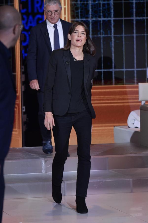 Carlota Casiraghi – Las tendencias de moda favoritas de las ‘royals’. Su estilo comparte con el de su madre la predilección por el negro, y en su caso habría que añadir las prendas de corte masculino como blazers XXL y trajes rectos además de bikers de cuero y zapatillas.