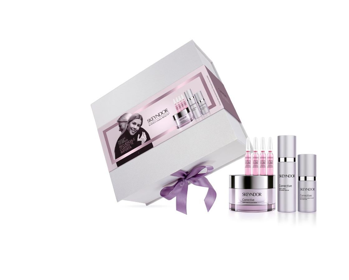 Skeyndor. Durante el mes de mayo la firma cosmética ha lanzado dos cofres seleccionado los mejores productos de la exitosa línea Corrective, una gama de tratamiento que reduce las arrugas profundas y líneas de expresión de una manera rápida y eficaz. En cada cofre se combinan la crema o emulsión de la línea Corrective, según el tipo de piel, el Sérum refinador de arrugas y el Contorno de ojos rellenador de arrugas. Además, ambos packs cuentan con las ampollas Wrinkle Inhibiting Concentrate de la gama UNIQCURE, perfectas para conseguir resultados de una manera más rápida y duradera.Precio: 117€.